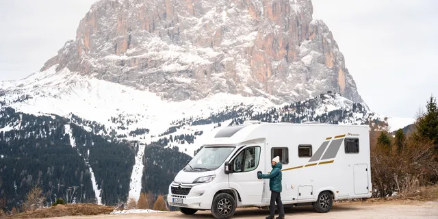 Ein Mooveo Off Wohnmobil steht vor den Dolomiten