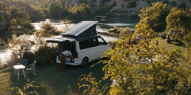 Camper an Fluss