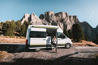 Off Camper vor Bergmassiv in den Dolomiten beim Camping in Nebensaison